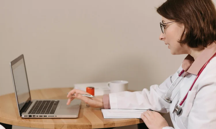 Mullistava terveydenhuolto: tietokantaohjelmiston vaikutus